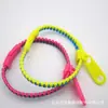 Suministro en stock color fluorescente plástico pulsera de dos colores personalidad moda pulsera con cremallera pulsera de cremallera de plástico