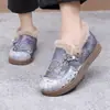 Sapatos de algodão femininos outono e inverno novo estilo casual Old Beijing com veludo espesso quentes sapatos de mãe slip-on estilo étnico sapatos femininos