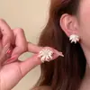 Moda Nueva de Primavera Aretes Florales de Nicho de Alta Gama Luna de Miel Manzanilla Exquisitos y Elegantes Aretes para los Días de Primavera