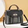 Bolsas Femininas 2025 Outono e Inverno Novas Bolsas de Mão Tendência com Acessórios de Lenço de Seda Bolsas de Ombro de Grande Capacidade Atacado