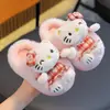Chinelos de algodão infantis para outono e inverno, fofos e quentes, com forro de pelúcia, design KT, antiderrapantes, sola grossa, adequados para bebês e crianças pequenas, com design de calcanhar fechado