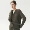 Suéter de tricô de cashmere feminino, estilo old money, design falso de duas peças, gola redonda cinza, abotoado, efeito emagrecedor, suéter com blocos de cor, moderno
