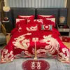 Conjunto de cama de luxo vermelho vibrante para casamento, conjunto de quatro peças 100% algodão com bordado de dragão e fênix, lençol e capa de edredom para celebração de casamento