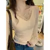 Camisa base gris para mujer con escote en V y ribete de encaje, nuevo top ajustado blanco y negro para principios de otoño 2025