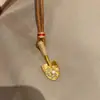 Novo Colar de Corda Trançada Marrom "Pá de Ouro" Estilo Chinês, Estilo Étnico, Corrente de Suéter Longa Personalizada Única e Deslumbrante