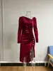 Vestido de noite de veludo estilo retrô europeu e americano para mulheres, apresentando um design sofisticado com corte assimétrico de um ombro só, mangas compridas, detalhes plissados e uma fenda, perfeito para festas.