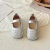 Zapatos de piel para niña con diseño hueco, suela suave, boca poco profunda, sandalias de princesa de malla transpirable de moda con pedrería para niñas verano 2026