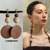 Brincos Pendentes Redondos de Madeira Marrom com um Toque Vintage, Sensação de Luxo e Design Simples