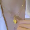 Collar con colgante de durián de diseño de nicho cadena de clavícula de oro real galvanizado con durián olvida-regresa temperamento de celebridad de internet collar de lujo ligero