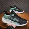 Venta al por mayor transfronteriza de zapatos de hombre de talla grande, Zapatos deportivos nuevos de primavera y verano, Zapatos casuales transpirables de punto volador para estudiantes, Zapatos para correr