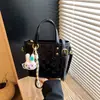 Bolso Bandolera Texturizado en Relieve Estilo Coreano Transfronterizo para Mujer Modelo Nuevo 2026 Bolso de Hombro Simple Versátil Bolso de Mano de Moda Bolso Cubo