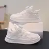 Sapatos Brancos Infantis 2026 Verão Novo Estilo Sapatos com Solado Macio e Malha Respirável para Meninos e Meninas de Meia-Idade e Idosos Calçados Esportivos Casuais da Moda
