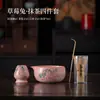 Conejo de Fresa Herramienta de Matcha Juego de Cinco Piezas: Juego de Tazón de Té de Cerámica con Pico, Taza de Té, Soporte para Batidor de Matcha