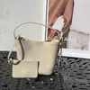 Bolso Cubo de Piel de Vacuno de Primera Capa con Patrón de Lichi para Mujer 2026 Nuevo Bolso de Viaje Bolso de Mano Versátil con Textura para Hombro Cruzado