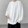 Camiseta masculina de manga longa 2026 para primavera e outono, camiseta branca de base com gola redonda, top interno em camadas, roupa casual trendy do Instagram