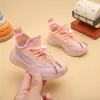 Tênis Esportivo Infantil Primavera e Outono 2026, Tênis de Coco para Meninos, Tênis Respirável de Malha Flyknit, Tênis Casual para Meninas com Solas Macias