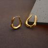 Nuevos pendientes geométricos retro de diseño de nicho de moda para otoño e invierno, pendientes de aro de lujo con luz dorada de alta gama para mujer.