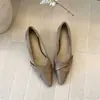 Sapatos Femininos de Salto Anabela Bico Fino Retro 2026 Novos Versáteis Confortáveis Slip-on Mary Janes Elegantes Pequenos Sapatos de Couro