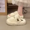 Zapatillas de felpa de algodón, de suela gruesa y que aumentan la altura, diseño moderno, colección otoño/invierno 2026, diseño de una tira con cierre de velcro, zapatillas cálidas y mullidas