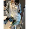 Además, la nueva colección de otoño presenta una camiseta deportiva casual de estilo americano con mangas raglán de color contrastante y cuello redondo, modelo MQ1781
