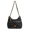A bolsa pequena popular deste ano para mulheres, primavera e verão 2024, nova bolsa de ombro pequena com corrente de diamantes, bolsa tipo balde feminina estilo estrangeiro