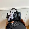 Bolsa quadrada pequena de linha de bordado de mão feminina 2026 verão nova elegante bolsa de ombro único toque de alta qualidade bolsa transversal bolsa para o dia a dia versátil