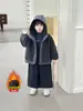 Conjunto de Invierno para Niños de Tres Piezas con Suéter Forrado de Felpa Estilo Coreano Conjunto de Ropa Gruesa de Algodón para Niños Ropa Guapa para Bebés y Niños Pequeños