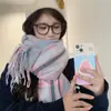 Bufanda de Cuadros Estilo Británico para Mujer 2025 Invierno Nueva Moda Atmósfera de Alta Gama Bufanda Gruesa con Borlas Al por Mayor
