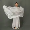 Leque de Dança Infantil com Longas Fitas de Seda Branca, Comprimento Estendido. Há um pequeno rio em frente à minha casa