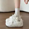 Tenis blancos súper modernos, versátiles para estudiantes, zapatillas de entrenamiento alemanas, mocasines para mujer, nueva colección de moda otoño temprano 2026, zapatos casuales de suela gruesa para mujer