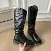Sin embargo, las versátiles botas altas hasta la rodilla, botas de montar de gamuza para mujer, nuevo estilo vintage para otoño e invierno 2026, con caña ancha y tacón grueso