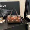 Bolso de hombro moderno de gamuza para mujer, nueva colección otoño 2026, bolso único tipo almohada de lunares, bolso de hombro para el día a día