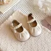 Sapatos Mary Jane Vintage Infantis Sapatos Únicos Femininos Cor Sólida Bico Redondo Baixo Sapatos de Princesa para Meninas Tira em T Fivela de Pérola Sapatos Pequenos de Couro