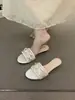 Sandálias de Verão Elegantes com Salto Baixo e Plataforma Estilo Francês 2026 Chinelos de Rede com Uma Tira para Mulheres Abertos na Ponta Vazados de Verão Laço Pequeno Novo Estilo