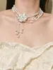 Collar de cuentas multicapa blanco floral de lujo ligero estilo francés, cadena para la clavícula de diseño nicho estilo europeo y americano, gargantilla exagerada para mujer