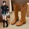 As botas super populares deste ano, versáteis e nunca fora de moda, lindas e fazem você parecer mais jovem, quem as usar é linda!