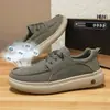 Novos mocassins slip-on de outono, sapatos casuais leves e baixos para homens, modernos, confortáveis e respiráveis para pais de meia-idade