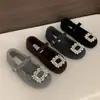Sapatos femininos de feltro cinza liso com bico quadrado e strass, outono e inverno 2025, sapatos Mary Jane peludos de pelúcia