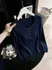 Suéter de punto de cuello bajo otoño/invierno 2026, elegante y ajustado, perfecto como capa base para mujer, con un tacto sofisticado y de alta gama.
