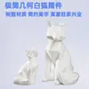 Itens de Cura e Relaxamento: Estatueta de Raposa Sintética Branca para Sala de Estar em Casa, Artesanato em Resina, Ornamento Decorativo do Ano Novo do Cavalo