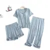 Dropshipping Primavera e Verão Novo Estilo Conjunto de Três Peças Feminino para Casa: Blusa Solta de Manga Curta com Bojo e Decote V, Shorts e Calça Capri