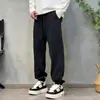 Nova coleção de outono: Calça de moletom esportiva lavada e com efeito desgastado para homens, apresentando um estilo americano moderno, corte solto, tornozelos afunilados e um tecido substancial e fluido para um visual casual.