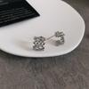 Aretes de botón simples, compactos y exquisitos con diamantes calados, con un diseño único y de alta gama, con una aguja de plata 925