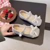 Sapatos de Cristal Fechados para Meninas 2026 Primavera/Verão Novos Fashionáveis Versáteis Casuais com Laço de Pérola Sapatos de Princesa