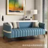 Sofá de couro moderno minimalista em blocos de cor com acolchoamento vertical liso, pés altos de metal, sofá de lazer de linhas retas para a sala de estar