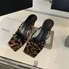 Chanclas de cuña con punta abierta para mujer, adecuadas para usar al aire libre, Sandalias de tacón alto con estampado de leopardo estilo francés para el verano 2026
