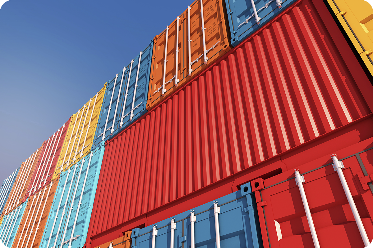 Pilha de containers coloridos empilhados no porto, representando as opções de frete marítimo LCL e FCL na importação da China