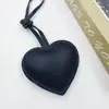 Colgantes de Corazón de Cuero al por Mayor de Fábrica, Dijes de Cuero PU, Cordones, Llaveros para Bolsos, Estilo Coreano Estilo Ins, Se Pueden Mezclar al por Mayor