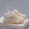 Tênis Esportivo Infantil 2026 Primavera e Outono Novo Modelo Tênis Leve de Malha Infantil Sapatos Brancos Casuais Antiderrapantes para Meninos