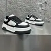 Tênis brancos da moda para homens, novo modelo de outono, sapatos casuais de couro respirável, com sola grossa, que aumentam a altura, tênis de estudante da moda e versáteis para homens